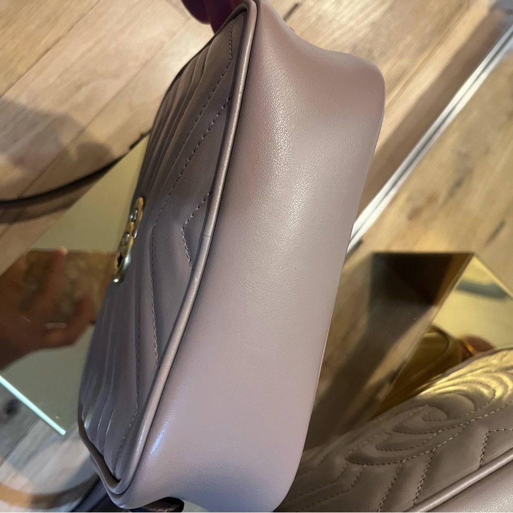 SOLD Gucci Women's Lavender Crossbody Bag with Gold Accents - Picture 6 of 11